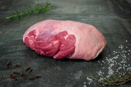 Rohe Lammkeule ohne Knochen aus Neuseeland auf schwarzer Schieferplatte für Gezer-Kunden.