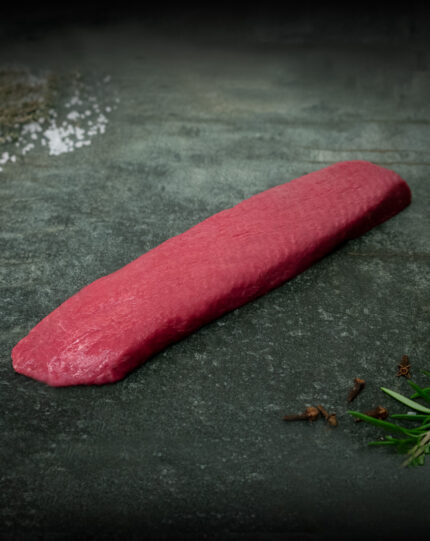 Roher Lammlachs aus Neuseeland auf einer schwarzen Schieferplatte für Gezer Gastronomie-Kunden.