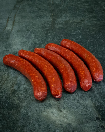 Würzige regionale Merguez auf einer schwarzen Schieferplatte für Gezer Gastro-Kunden.