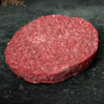 Saftige Burger Patties von der Färse aus Pommern auf schwarzer Schieferplatte für Gezer Gastronomie-Kunden.