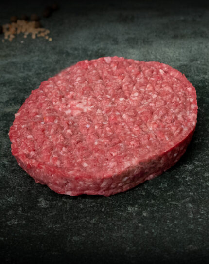 Saftige Burger Patties von der Färse aus Pommern auf schwarzer Schieferplatte für Gezer Gastronomie-Kunden.