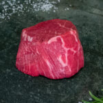 Rohes Rinderfilet von der Färse aus Pommern auf schwarzer Schieferplatte für Gezer Gastronomie-Kunden.