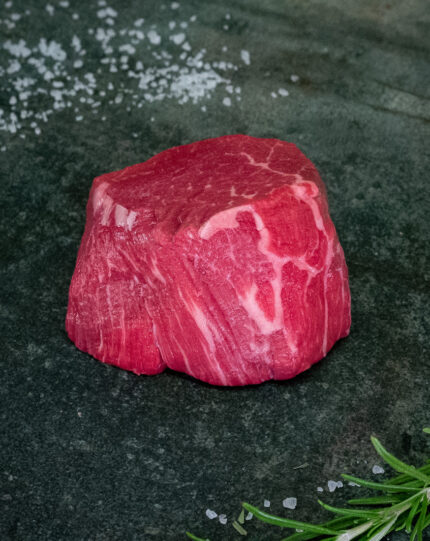 Rohes Rinderfilet von der Färse aus Pommern auf schwarzer Schieferplatte für Gezer Gastronomie-Kunden.