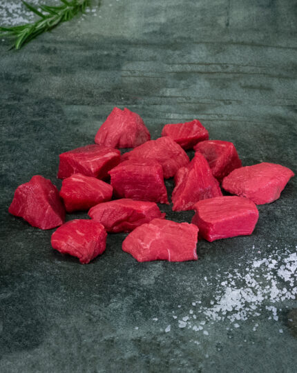 Handgeschnittenes Rindergulasch Pommersche Färse für Gezer Gastronomie-Kunden.