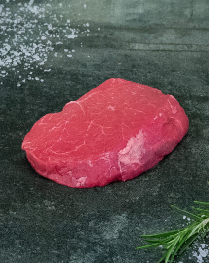 Rohes Hüftsteak von der Pommerschen Färse auf einer schwarzen Schieferplatte für Gezer Gastronomie-Kunden.