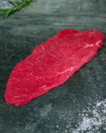 Handgeschnittene Rinderroulade der Pommerschen Färse, präsentiert auf Schieferplatte für Gezer Gastro-Kunden.