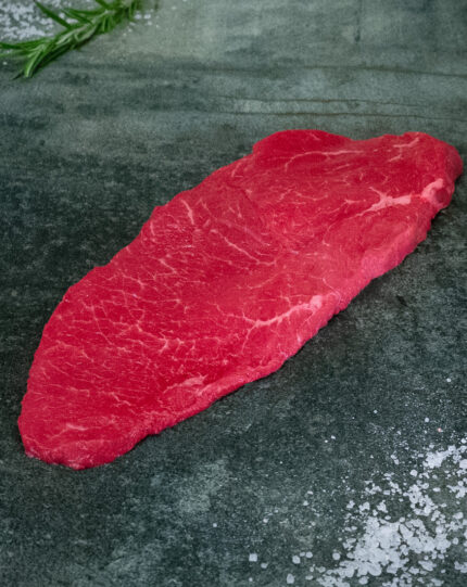 Handgeschnittene Rinderroulade der Pommerschen Färse, präsentiert auf Schieferplatte für Gezer Gastro-Kunden.