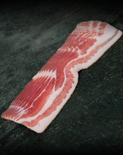 Aromatischer regionaler Bacon vom Duroc-Schwein auf Schieferplatte für Gezer Gastronomie-Kunden.