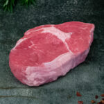 Zartes regionales Kalbsribeye auf einer schwarzen Schieferplatte für Gezer Gastronomie-Kunden.