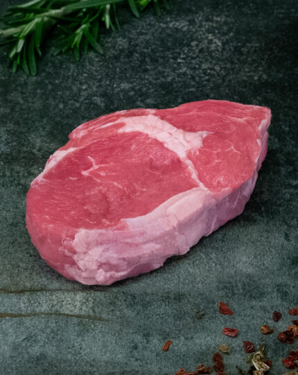 Zartes regionales Kalbsribeye auf einer schwarzen Schieferplatte für Gezer Gastronomie-Kunden.