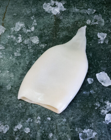 Rohe Tintenfischtuben auf einer schwarzen Schieferplatte für Gastronomie-Kunden von Gezer.