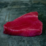 Rohes Thunfischfilet in Premium-Qualität auf einer schwarzen Schieferplatte für Gezer Gastronomie-Kunden.