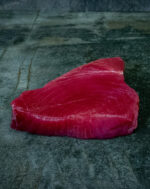 Rohes Thunfischfilet in Premium-Qualität auf einer schwarzen Schieferplatte für Gezer Gastronomie-Kunden.