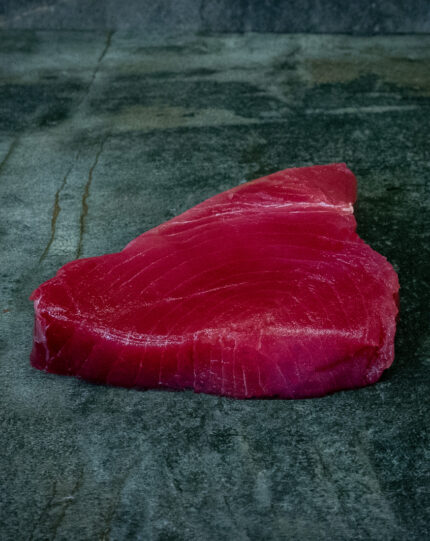 Rohes Thunfischfilet in Premium-Qualität auf einer schwarzen Schieferplatte für Gezer Gastronomie-Kunden.
