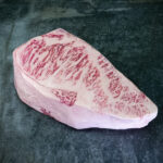 Rohes Wagyu Kagoshima A5 Rumpsteak (Roastbeef) auf schwarzer Schieferplatte für Gezer Gastronomie-Kunden.