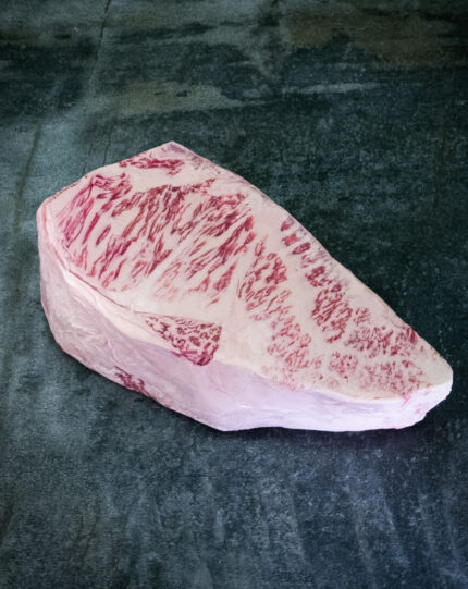 Rohes Wagyu Kagoshima A5 Rumpsteak (Roastbeef) auf schwarzer Schieferplatte für Gezer Gastronomie-Kunden.
