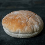 Rustikale Burger Buns, ansprechend auf einer Schieferplatte präsentiert für Gezer Gastro-Kunden.