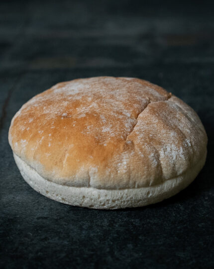 Rustikale Burger Buns, ansprechend auf einer Schieferplatte präsentiert für Gezer Gastro-Kunden.