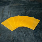 Cheddar-Käse in Scheiben, fächerförmig auf einer Schieferplatte präsentiert für Gezer Kunden.