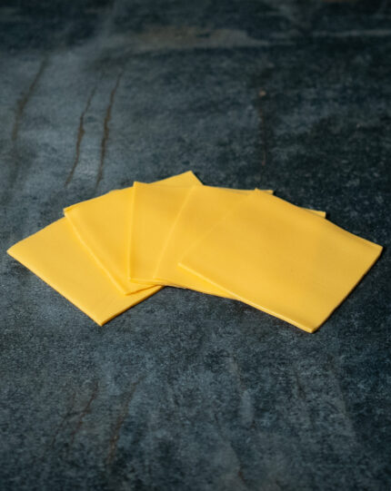 Chester Burger-Schmelzkäse, einzeln entnehmbare Scheiben auf einer Schieferplatte präsentiert für Gezer Kunden.