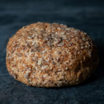 Chia Power Burger Buns, ansprechend auf einer dunklen Schieferplatte präsentiert für Gezer Gastro-Kunden.