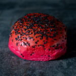 Roter BEKABUN No. 7 Burger Bun, wirkungsvoll auf einer Schieferplatte präsentiert für Gezer Gastro-Kunden.