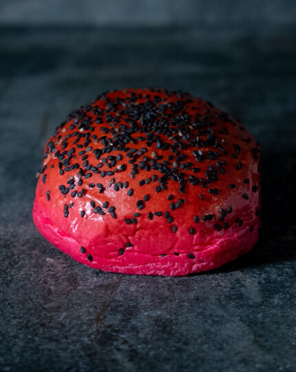 Roter BEKABUN No. 7 Burger Bun, wirkungsvoll auf einer Schieferplatte präsentiert für Gezer Gastro-Kunden.