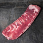 St. Louis Style Pork Spareribs Swift Farms, rechteckig pariert auf einer Schieferplatte präsentiert für Gezer Kunden.