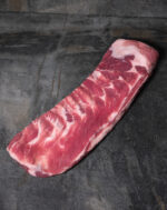 St. Louis Style Pork Spareribs Swift Farms, rechteckig pariert auf einer Schieferplatte präsentiert für Gezer Kunden.