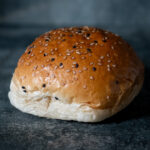 Veganer BEKABUN No. 2 Burger Bun, auf einer edlen Schieferplatte präsentiert für Gezer Gastro-Kunden.