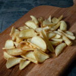 Potato Dippers Kartoffelscheiben von Lamb Weston, knusprig zubereitet auf einer Schieferplatte präsentiert für Gezer Kunden.