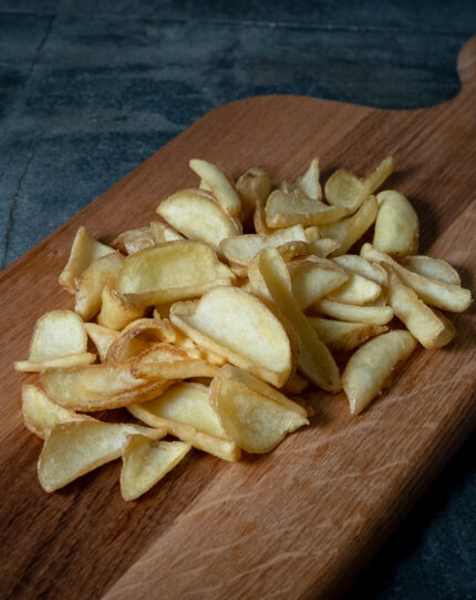 Potato Dippers Kartoffelscheiben von Lamb Weston, knusprig zubereitet auf einer Schieferplatte präsentiert für Gezer Kunden.
