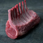 Irisches Lammkarree, küchenfertig pariert auf einer Schieferplatte präsentiert für Gezer Kunden.