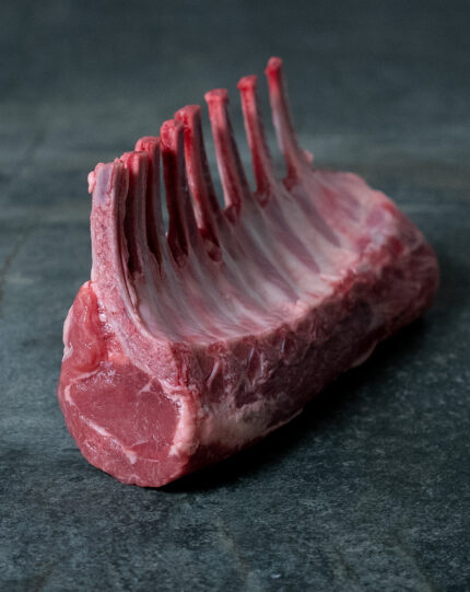 Irisches Lammkarree, küchenfertig pariert auf einer Schieferplatte präsentiert für Gezer Kunden.