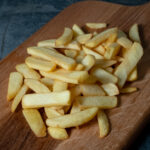 Aviko Steakhouse Pommes, breit geschnitten auf einer Schieferplatte präsentiert für Gezer Kunden.