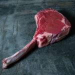 Tomahawk Steak Färse Wolowina-Rind aus Pommern, QMP-zertifiziert auf einer Schieferplatte präsentiert für Gezer Kunden.