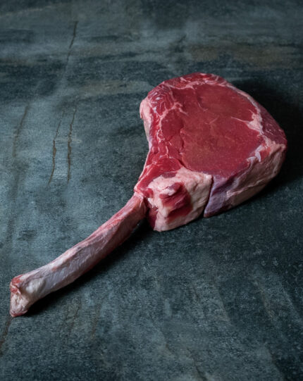 Tomahawk Steak Färse Wolowina-Rind aus Pommern, QMP-zertifiziert auf einer Schieferplatte präsentiert für Gezer Kunden.