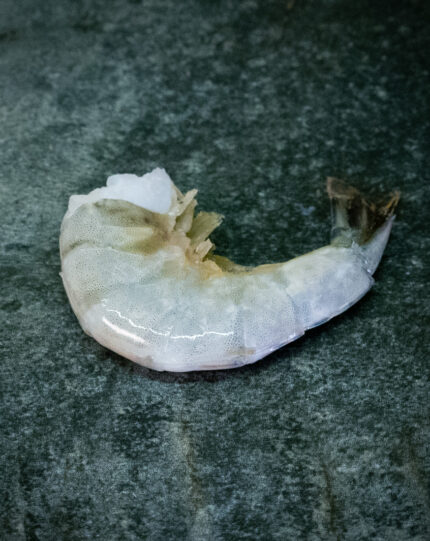 Garnelen 31/40 geschält, küchenfertig auf einer Schieferplatte präsentiert für Gezer Kunden.