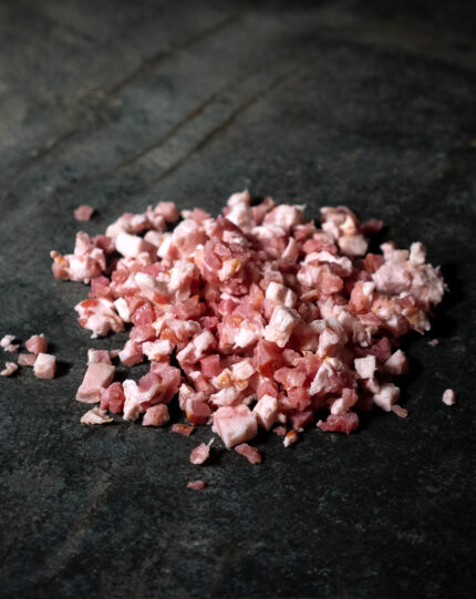 Gewürfelter Speck vom Duroc-Schwein, gleichmäßig geschnitten auf einer Schieferplatte präsentiert für Gezer Kunden.