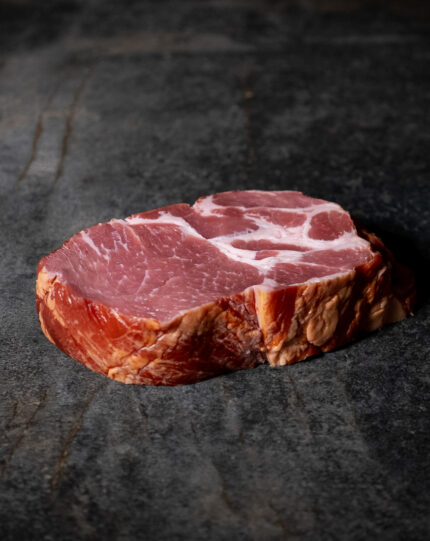 Regionales Kassler vom Duroc-Schwein, fachgerecht geräuchert auf einer Schieferplatte präsentiert für Gezer Kunden.