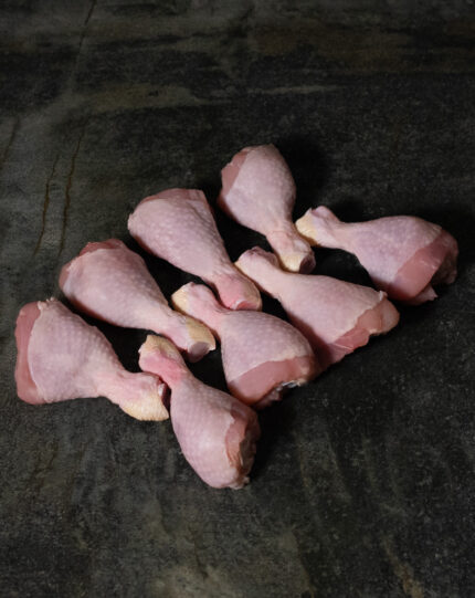 Chicken Drumsticks (Hähnchenunterkeulen), appetitlich auf einer Schieferplatte präsentiert für Gezer Gastronomie-Kunden.