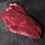 Rohes Flanksteak vom Alpenrind, fachgerecht pariert auf einer Schieferplatte präsentiert für Gezer Kunden.