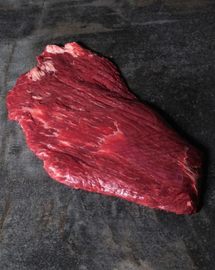 Rohes Flanksteak vom Alpenrind, fachgerecht pariert auf einer Schieferplatte präsentiert für Gezer Kunden.