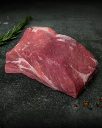 Roher, regionaler Schweinenacken vom Duroc, fachgerecht pariert auf einer Schieferplatte für Gezer Kunden.