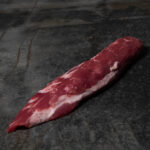 Rohes Filet vom Iberico-Schwein, fachgerecht pariert auf einer Schieferplatte präsentiert für Gezer Kunden.