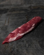 Rohes Filet vom Iberico-Schwein, fachgerecht pariert auf einer Schieferplatte präsentiert für Gezer Kunden.