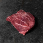 Rohe Bäckchen vom Iberico-Schwein, fachgerecht pariert auf einer Schieferplatte präsentiert für Gezer Kunden.