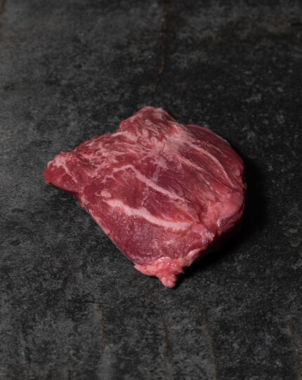 Rohe Bäckchen vom Iberico-Schwein, fachgerecht pariert auf einer Schieferplatte präsentiert für Gezer Kunden.