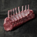 Rohes Schweinekarree vom Ibérico-Schwein, fachgerecht pariert mit Knochen auf einer Schieferplatte präsentiert für Gezer Kunden.