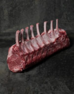 Rohes Schweinekarree vom Ibérico-Schwein, fachgerecht pariert mit Knochen auf einer Schieferplatte präsentiert für Gezer Kunden.